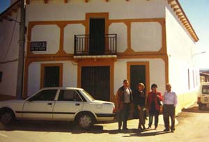 la primera casa a la entrada del pueblo